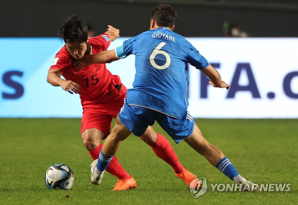 Cho Young-kwang of South Korea (L) tries to dribble past Samuel Giovane of Italy during the teams' semifinal match at the FIFA U-20 World Cup at La Plata Stadium in La Plata, Argentina, on June 8, 2023. (Yonhap)