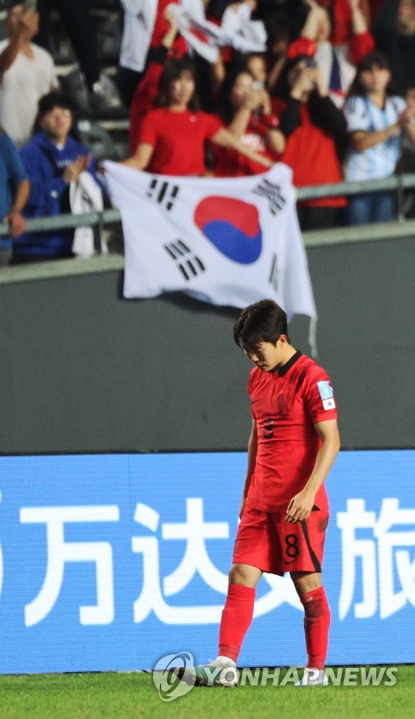 Lee Seung-won of South Korea reacts to his team's 2-1 loss to Italy in the semifinals of the FIFA U-20 World Cup at La Plata Stadium in La Plata, Argentina, on June 8, 2023. (Yonhap)