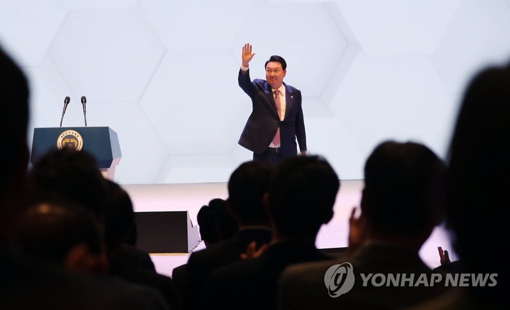 축사 마치고 인사하는 윤석열 대통령