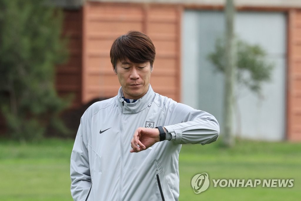 South Korea head coach Kim Eun-jung checks the time during a training session for the FIFA U-20 World Cup in La Plata, Argentina, on June 9, 2023. (Yonhap)
