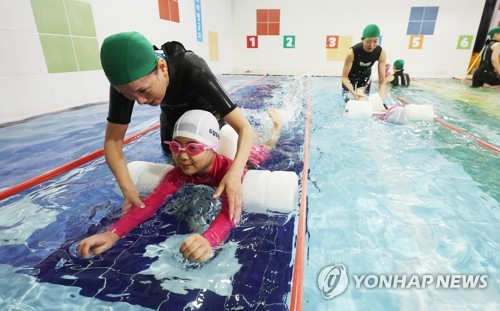 유아생존수영 배우는 어린이들