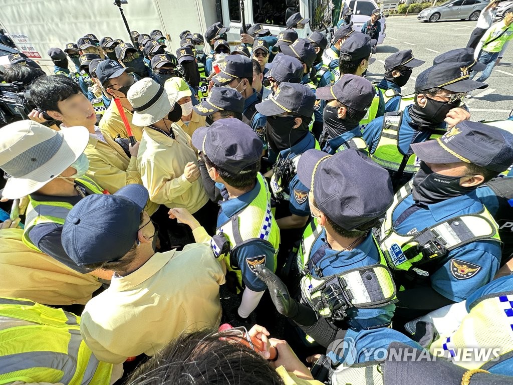 "피해는 대구시민이" vs "경찰 응원"…퀴어축제논란 온라인 확산