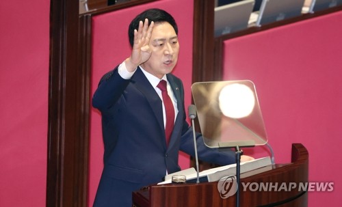 與 "KBS, 여당대표에 훈수두고 국민위에 군림까지…오만 극치"