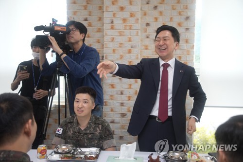 백골부대 찾은 김기현 "전부대에 2만여대 얼음정수기·방한복"