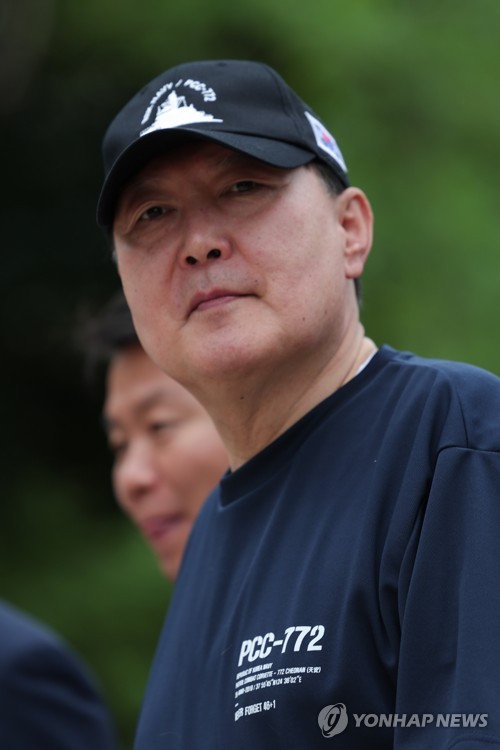 尹대통령, '천안함' 티셔츠·모자 착용하고 파리 공원 산책