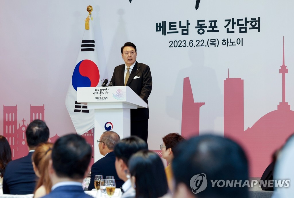 Tổng thống Hàn Quốc Yoon Suk Yeol phát biểu trong cuộc gặp với cư dân Hàn Quốc tại Việt Nam tại một khách sạn ở Hà Nội vào ngày 22 tháng 6 năm 2023. Ông Yoon đang có chuyến thăm cấp nhà nước ba ngày tới quốc gia Đông Nam Á này. (Yonhap)