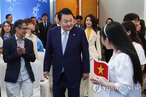 22nd June, 2023. Yoon meets S. Korean residents in Vietnam South Korean  President Yoon Suk Yeol (L) and his wife, Kim Keon Hee, are greeted by  children during a meeting with South