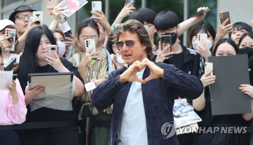 トム・クルーズ　新作映画ＰＲで１１回目の訪韓＝ファンと密着交流