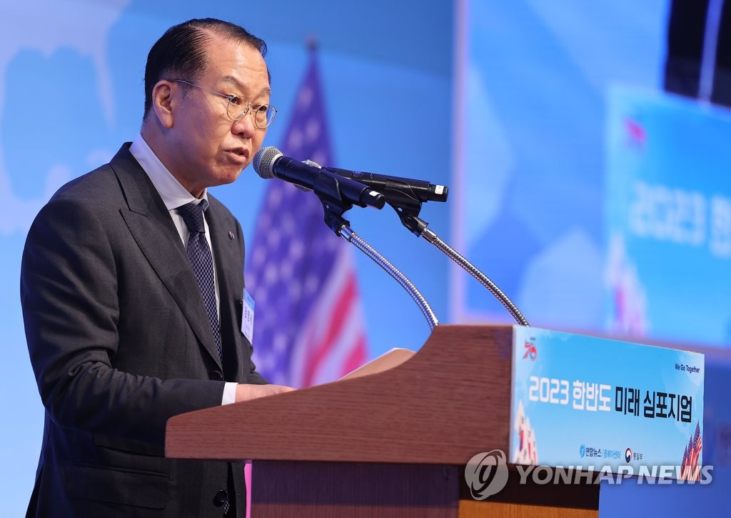 El ministro de Unificación, Kwon Young-se, leyó un mensaje del presidente Yoon Suk Yeol en un foro copatrocinado por la Agencia de Noticias Yonhap y el Ministerio de Unificación en el Hotel Lotte el 29 de junio de 2023. (Yonhap)