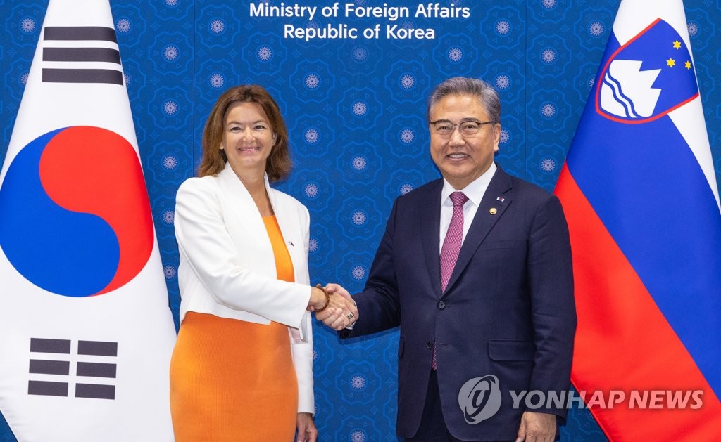 El ministro de Asuntos Exteriores de Corea del Sur, Park Jin (dcha.), posa para una foto con su homóloga eslovena, Tanja Fajon, antes de celebrar diálogos, el 30 de junio de 2023, en la Cancillería surcoreana, en Seúl.