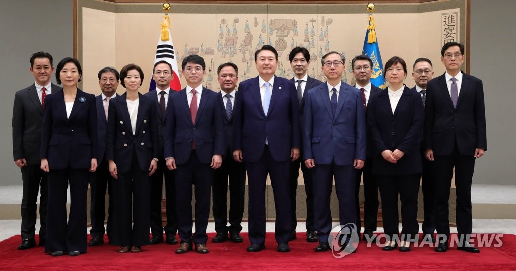 El presidente Yoon Suk Yeol (centro) posa para una foto con los viceministros recién nombrados después de entregarles los certificados de nombramiento en la oficina presidencial en Seúl el 3 de julio de 2023. (Foto de grupo) (Yonhap)