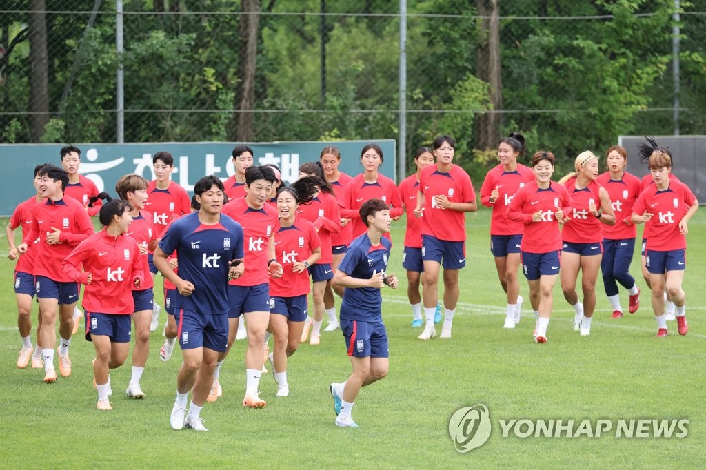 훈련하는 여자 축구 정예 멤버들