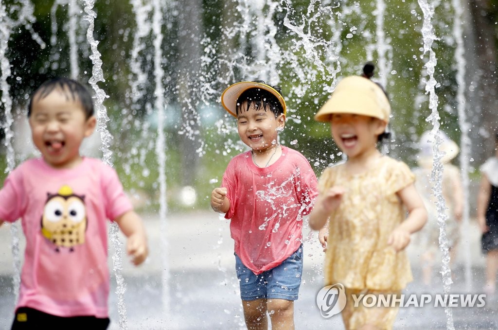더위 식히는 바닥분수에 신난 어린이 | 연합뉴스