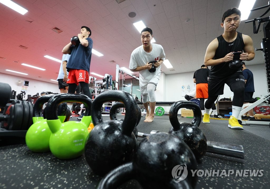 다시 훈련에 전념하는 전 데이원 선수들