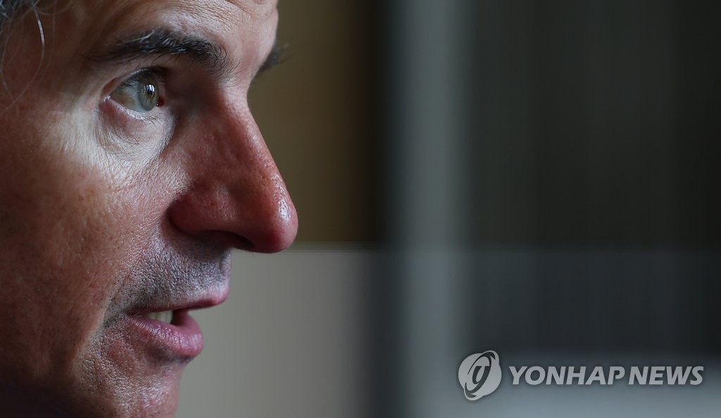 El director general de la Agencia Internacional de Energía Atómica, Rafael Mariano Grossi, habla durante una entrevista con la Agencia de Noticias Yonhap en un hotel en Seúl el 8 de julio de 2023. (Yonhap)