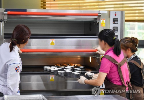 North Korean defectors receive job training to learn bread-making skills at Hanawon, a resettlement education center for North Korean defectors, in Anseong, southeast of Seoul, on July 10, 2023. (Pool photo) (Yonhap)