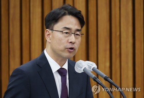 권영준 청문회서 때아닌 '전·현직 대법원장' 공방…조국도 소환