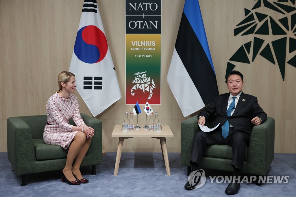 Juhokórejský prezident Yoon Suk-yeol (R) rokuje s estónskym premiérom Kajom Kallasom vo Vilniuse v Litve 12. júla 2023 na okraj summitu Organizácie Severoatlantickej zmluvy.  (Fotka bazéna) (Yonhap)