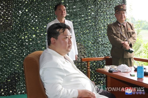 '폴더블 스마트폰' 노출한 김정은…'얼리 어답터' 이미지 각인?
