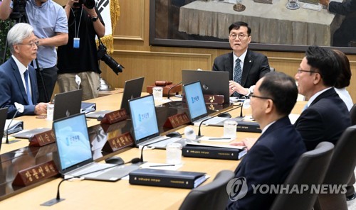 한은, 오늘 또 금리 동결할 듯…경기·새마을금고 '불안'