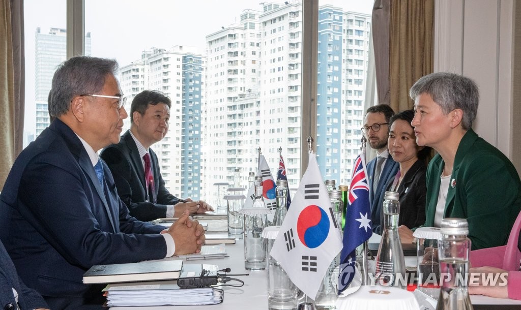 El ministro de Relaciones Exteriores de Corea del Sur, Park Jin (extremo izquierdo), y su homólogo australiano, Penny Wong (extremo derecho), mantienen conversaciones en Yakarta el 13 de julio de 2023. (Foto de grupo) (Yonhap)