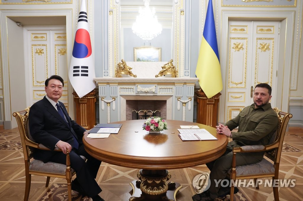 South Korean President Yoon Suk Yeol (L) holds talks with Ukrainian President Volodymyr Zelenskyy at the presidential palace in Kyiv on July 15, 2023, in this file photo provided by South Korea's presidential office. (PHOTO NOT FOR SALE) (Yonhap)