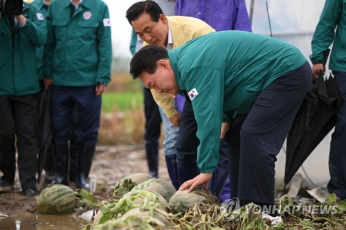 논산·공주 찾은 尹, 수재민에 "이럴 때 돈 쓰려고 긴축재정"(종합)