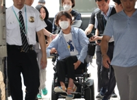 버스 시위 중 경찰 깨문 전장연 활동가 구속영장 기각
