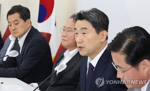 與 "'이주호, 교권추락 주범' 野 주장은 가짜뉴스"
