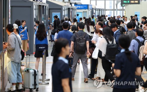 "하루종일 왜이래"…1호선·KTX 연쇄 지연에 퇴근길 혼란