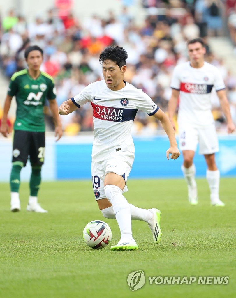 Lee Kang-in of Paris Saint-Germain dribbles the ball against Jeonbuk Hyundai Motors during their friendly match at Busan Asiad Main Stadium in the southeastern city of Busan on Aug. 3, 2023. (Yonhap)