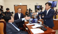 장제원 과방위원장 회의진행에 항의하는 조승래 민주당 간사