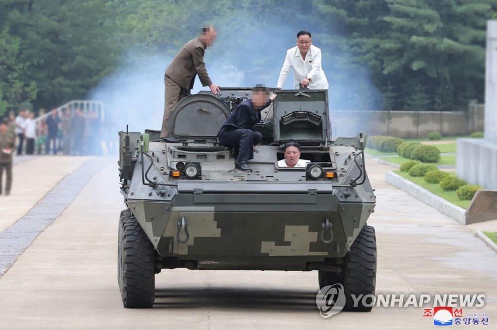 N.K. leader inspects munitions factories again | Yonhap News Agency