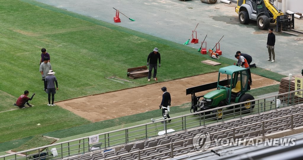 지난해 8월 2023 세계스카우트잼버리 'K-팝 슈퍼라이브' 개최로 손상된 서울월드컵경기장 잔디 복구 공사