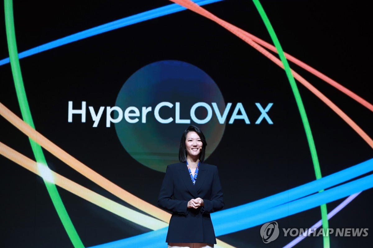 La PDG de Naver Corp. Choi Soo-yeon présente HyperCLOVA X lors d'une conférence de presse dans le sud de Séoul, le jeudi 24 août 2023. (Photo fournie par Naver. Revente et archivage interdits)