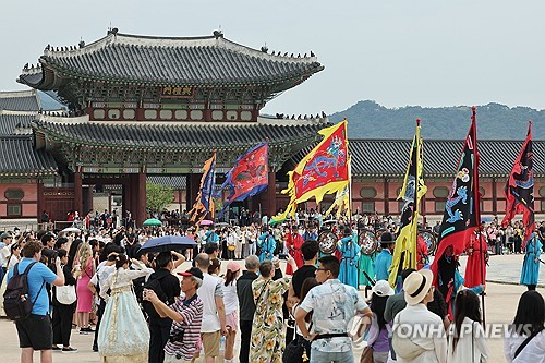 S. Korea to exempt visa fees, increase flights for Chinese tourists