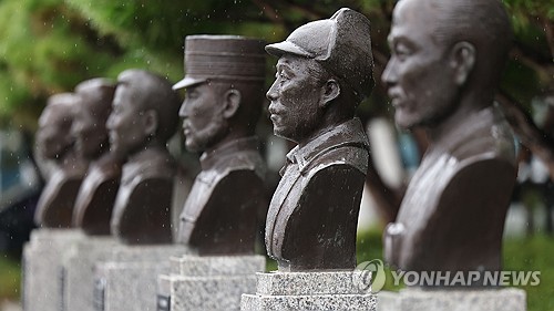 (LEAD) Gov't considers relocating bust of independence fighter from defense ministry