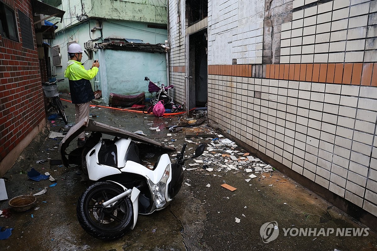 1일 오후 화재로 인한 폭발 사고가 발생한 부산 동구 한 목욕탕 주변에 폭발로 인해 아수라장으로 변해 있다. / 연합뉴스