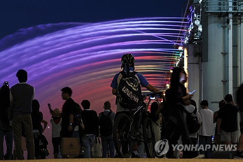 반포대교 분수 즐기는 시민들