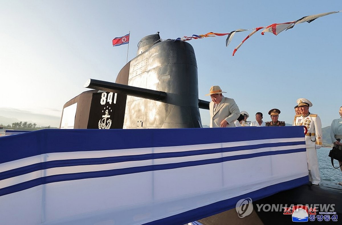 북 "첫 전술핵공격잠수함 건조"…김정은 진수식 참석