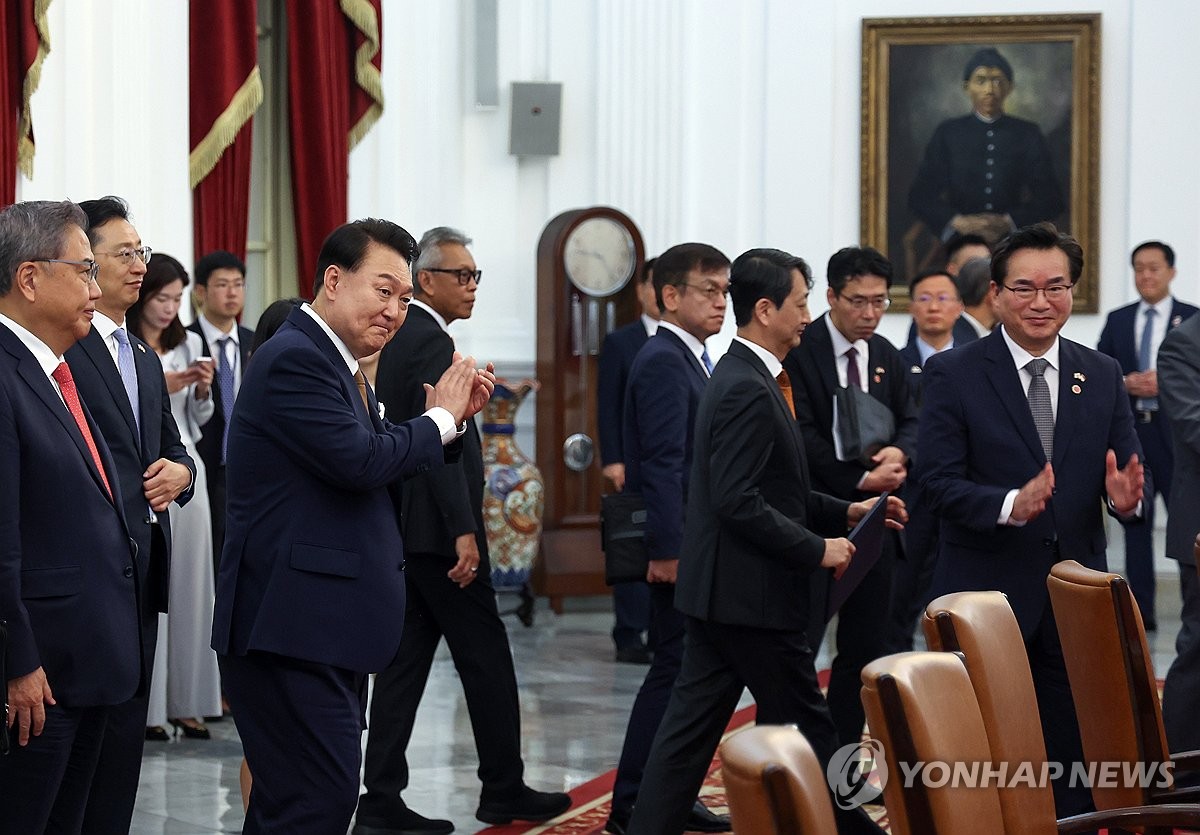 한·인니 MOU 서명 박수치는 윤석열 대통령