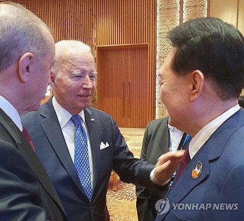 (LEAD) Yoon, Biden meet on margins of G20 summit