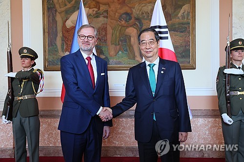 El PM surcoreano discute el fortalecimiento comercial y de inversiones con su homólogo de la República Checa
