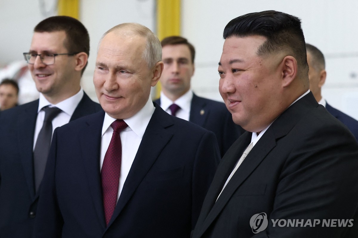'4년여만에 대면' 미소짓는 김정은과 푸틴