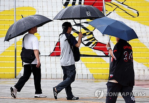 광주 북구 임동에서 시민들이 내리는 가을비에 우산을 쓰고 걸어가고 있다. [연합뉴스 자료사진]