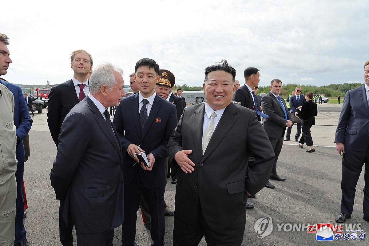 Le dirigeant nord-coréen Kim Jong-un (au c.) sourit lors de sa visite à l'usine aéronautique Youri Gagarine à Komsomolsk-sur-l'Amour, en Russie, le 15 septembre 2023, rapporte le lendemain l'Agence centrale de presse nord-coréenne (KCNA). (Utilisation en Corée du Sud uniquement et redistribution interdite)