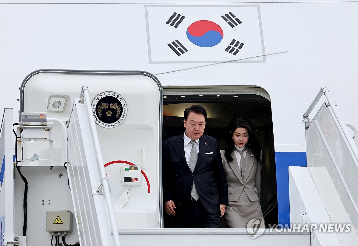 又引争议！韩媒：尹锡悦抵美在机场亲吻花童，在野党议员随即批评