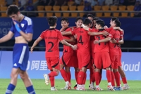 [아시안게임] 정우영 해트트릭…황선홍호, 1차전서 쿠웨이트 9-0 대파