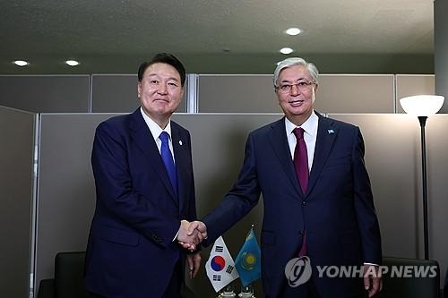 South Korean President Yoon Suk Yeol (L) poses for a photo with Kazakh President Kassym-Jomart Tokayev prior to their talks in New York on Sept. 19, 2023, on the sidelines of the U.N. General Assembly. (Pool photo) (Yonhap)