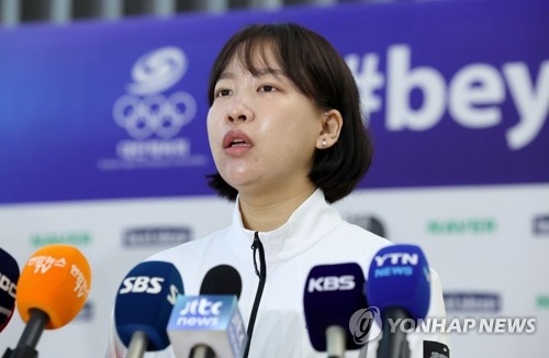 South Korean shooter Lee Eun-seo speaks to reporters at Incheon International Airport, west of Seoul, before departing for Hangzhou, China, for the Asian Games on Sept. 20, 2023. (Yonhap) 